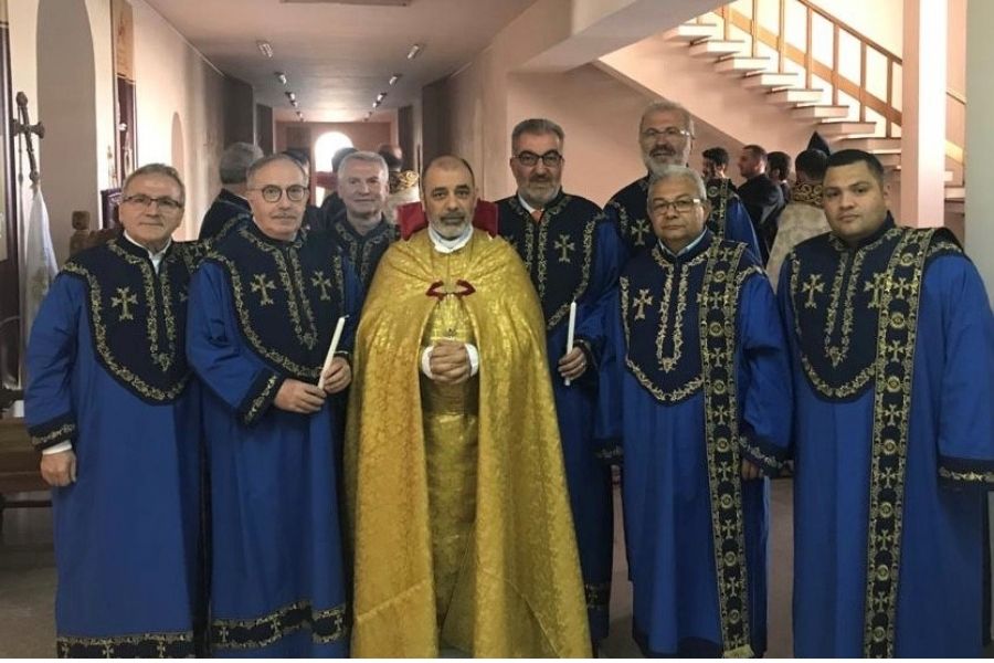 Serovpé Odabashian mit Bischof Serovpé Isakhanyan. und anderen Kirchendienern Serovpé Odabashian mit Bischof Serovpé Isakhanyan. und anderen Kirchendienern
